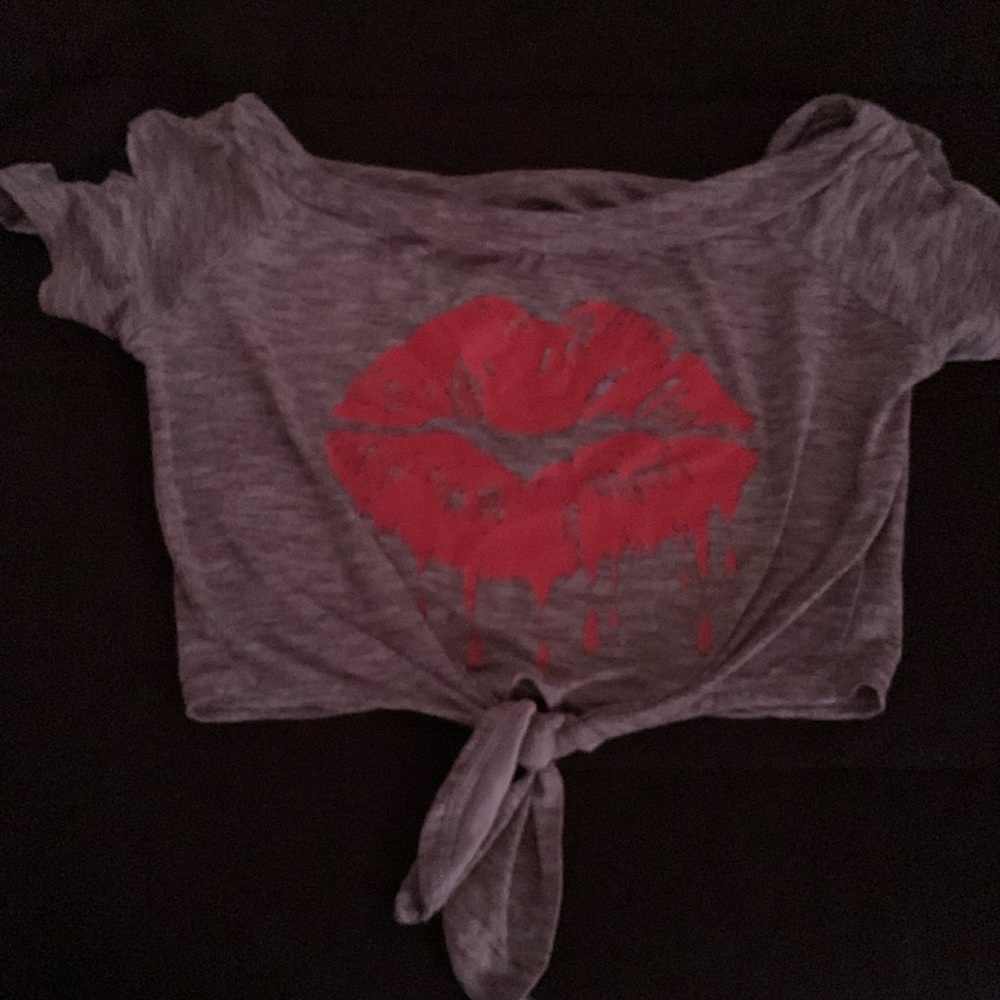 Cropped of the shoulder grey top